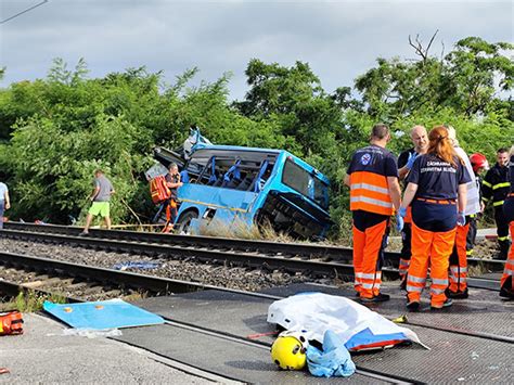 poen hib|Slovakia crash: 6 killed in train and bus collision .